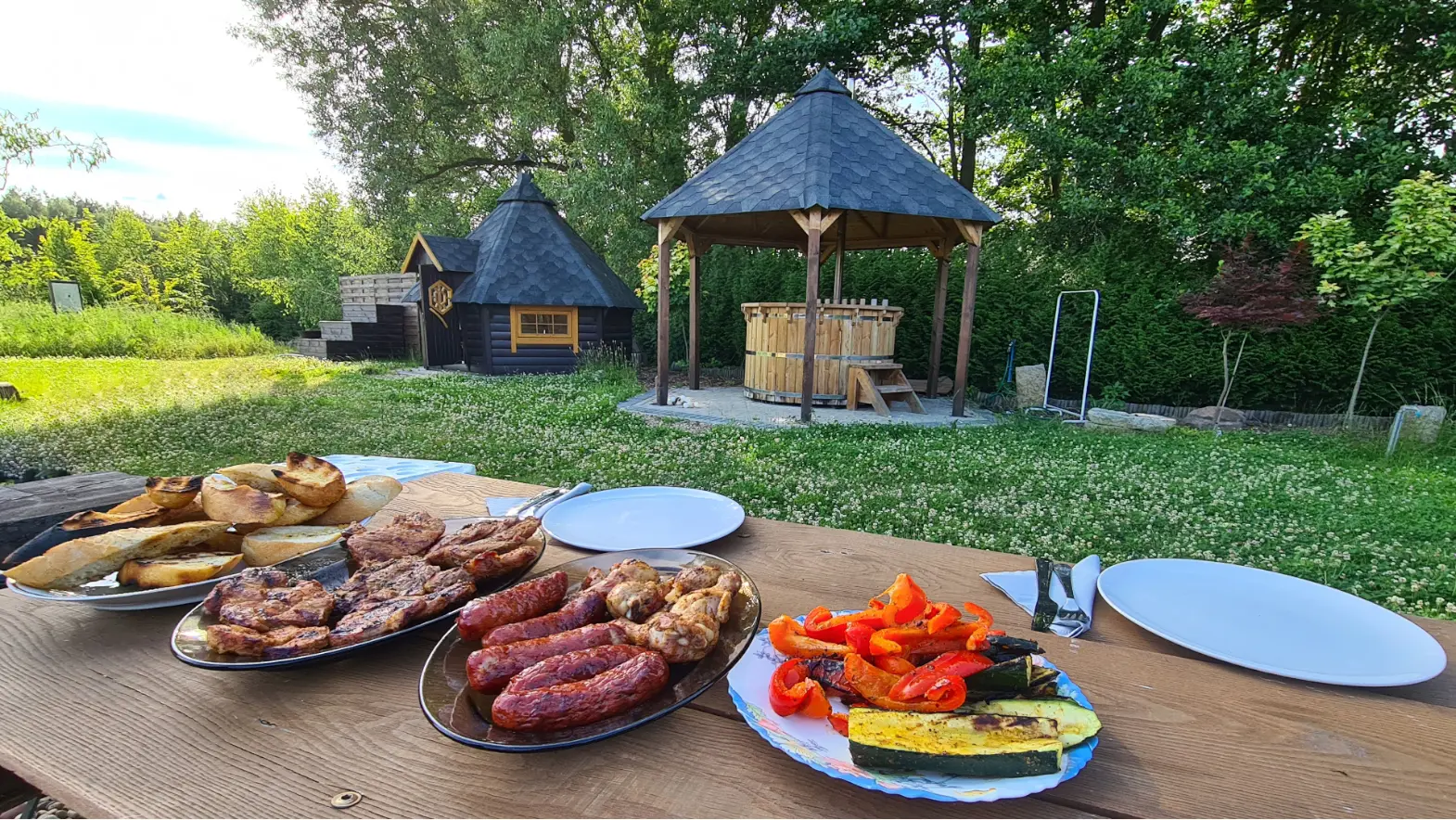 Przygotowanie jedzenia w domku grillowym. | Polarproducts.pl